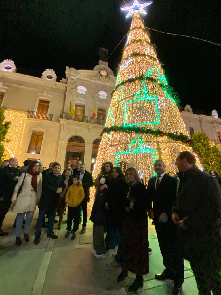 Autoridades asistentes al acto de inauguración de la iluminación navideña desde el Palacio Provincial. JPG de 110 KB | Ampliar en ventana nueva | Diputación de Jaén